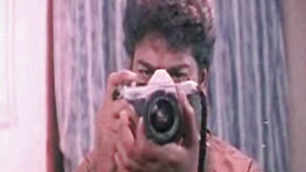 அதிர்ச்சியூட்டும் ஆபாச நடிகை ஹன்னா ஹில்டன் தனது தோலைத் தாக்கி மொட்டையடித்த புண்டையைக் காட்டுகிறார்
