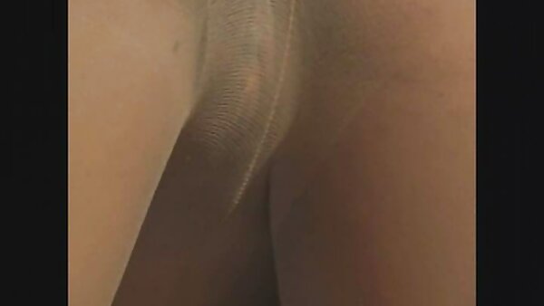சிறிய டைட்டி ஜப்பனீஸ் பெண் எரிரிகா காடகிரி தனது முடிகள் நிறைந்த அவளது வெளிப்புறத்தை திருப்திப்படுத்துகிறது