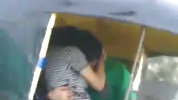 கவர்ச்சியான கருமையான தோல் விபச்சாரி ஒரு கொழுப்பு இளஞ்சிவப்பு ஸ்லாங்கில் சவாரி செய்கிறது