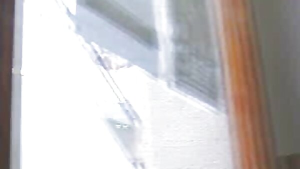 கவர்ச்சியான நினாவின் அற்புதமான ஆசாமி கண்ணாடி டில்டோவால் அடைக்கப்படுகிறார்