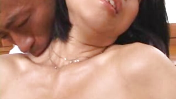 கஞ்சத்தனமான BDSM ஆபாச கிளிப்பில், சிறிய முட்டிகளுடன் கொடூரமான முறையில் முகத்தைப் புணர்ந்து கொண்டிருக்கும் பிச்