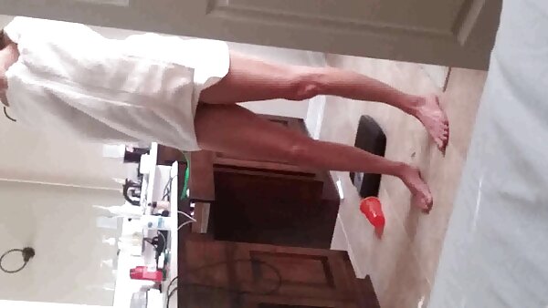 ஃபிஷ்நெட்களில் உள்ள கருமையான ஹேர்டு யம்மி ஹூக்கர் கரடுமுரடான பின்னால் இருந்து இடிக்கிறது